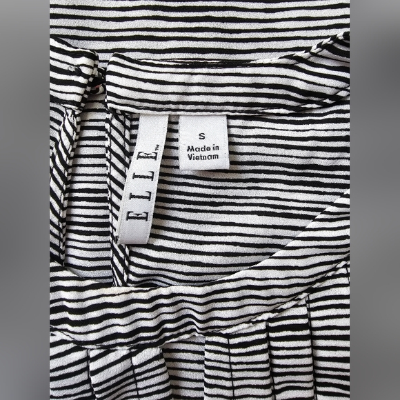 Elle- Black/White Print Ruffle Sleeves Front Pleat Sleeveless Top - Picture 7 of 8